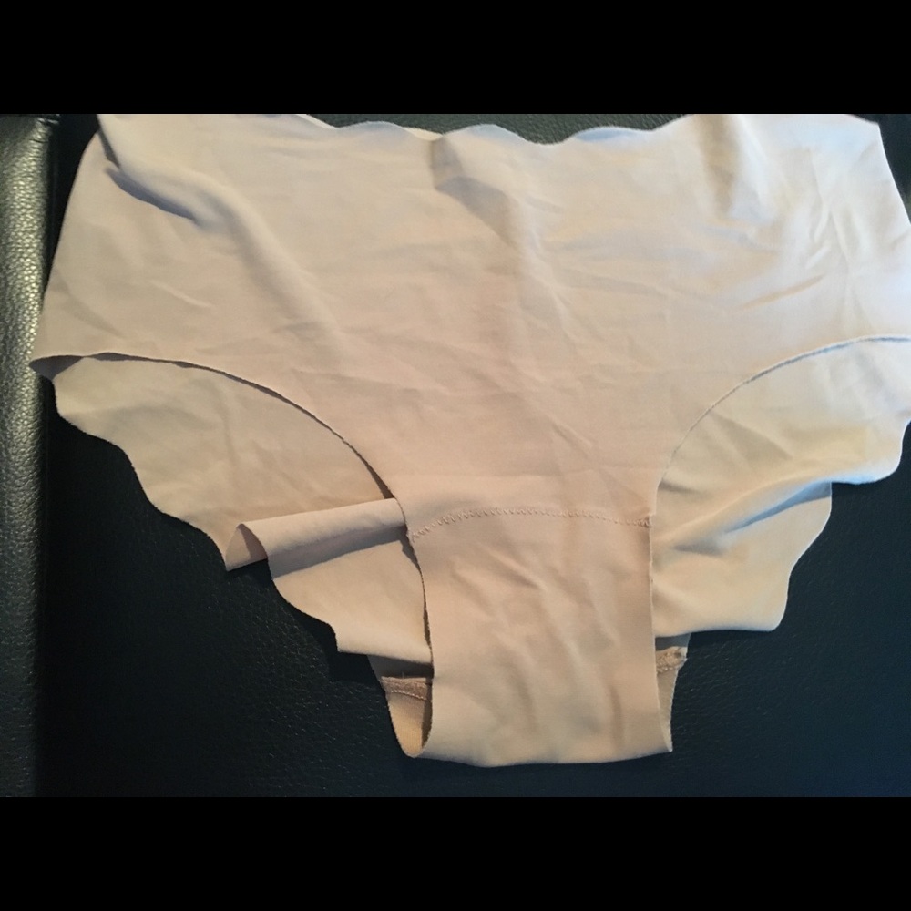 Victoria’s Secret nude scalloped hip hugger